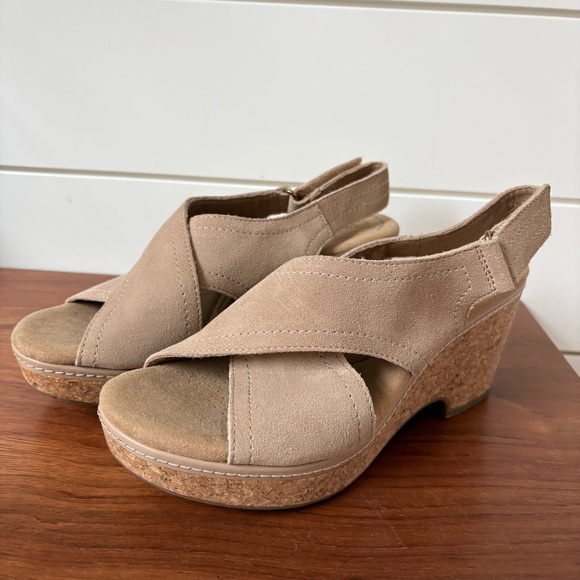 Clarks Women's Giselle Cove Tan Beige Sandals Shoes Comfort Cork Wedge Size 7.5 - Picture 2 of 8